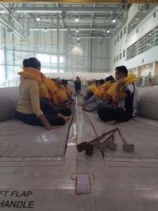 Jobb oldalon, harmadik vagyok, de itt az a lényeg, hogy milyen cukin figyelünk az oktatóra :)